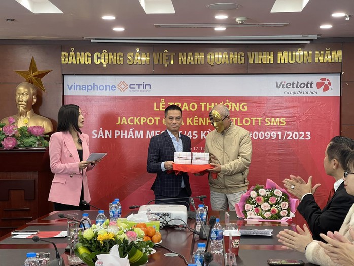 Cán bộ về hưu trúng thưởng Jackpot Mega 6/45 trị giá 58,2 tỉ đồng qua ứng dụng Vietlott SMS - Ảnh 2.