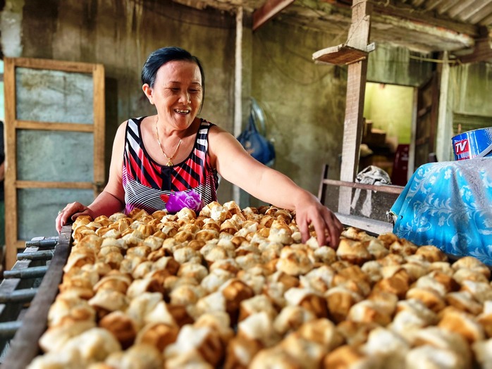 Làng bánh thuẩn đỏ lửa những ngày cận Tết - Ảnh 1.