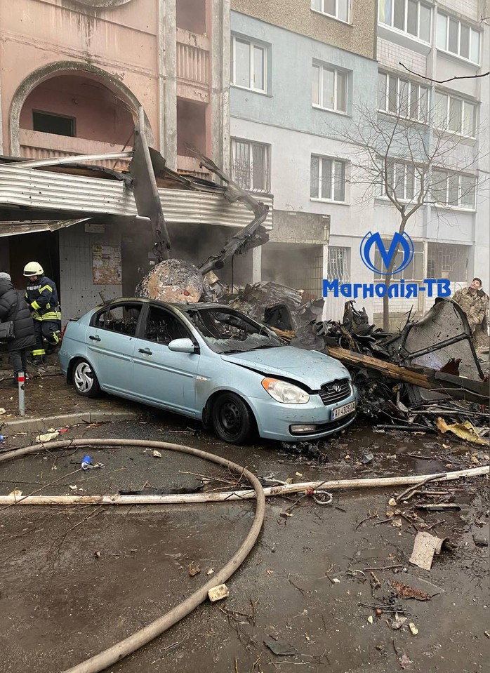 Trực thăng rơi ở ngoại ô Kiev, khói lửa bủa vây một trường mẫu giáo - Ảnh 2.