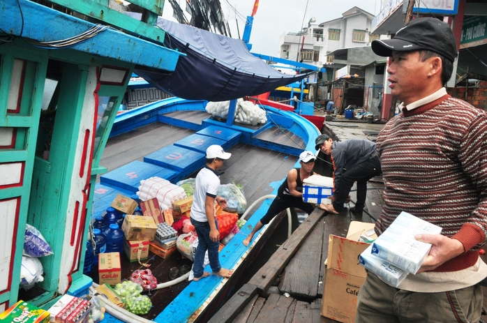 Ngư dân Quảng Ngãi vươn khơi bám biển xuyên Tết - Ảnh 1.