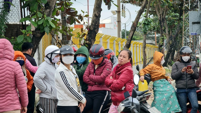 Ngày làm việc cuối năm chưa có tiền lương, hàng chục công nhân lo mất Tết - Ảnh 2.