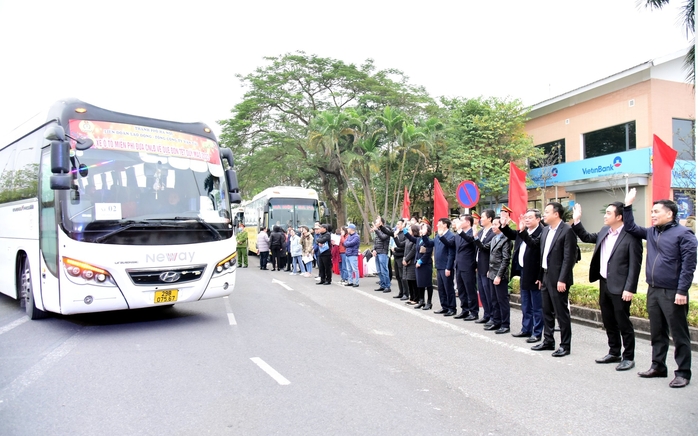 Những chuyến xe nghĩa tình của Công đoàn Thủ đô đưa công nhân về quê đón Tết - Ảnh 1.