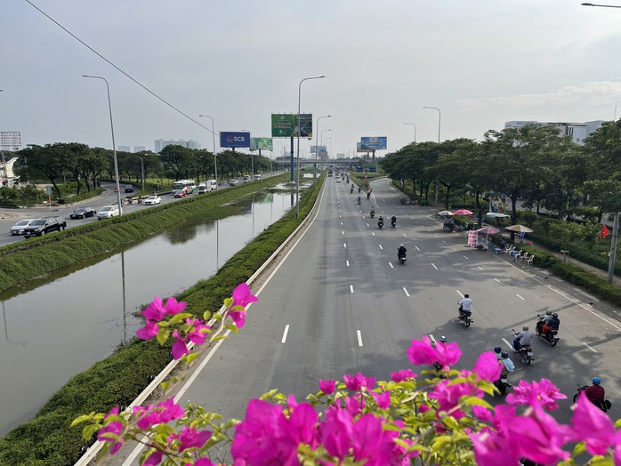 Cận cảnh cửa ngõ Đông – Tây TP HCM chiều 28 Tết Nguyên đán 2023 - Ảnh 2. Cận cảnh cửa ngõ Đông – Tây TP HCM chiều 28 Tết Nguyên đán 2023 - Ảnh 2.