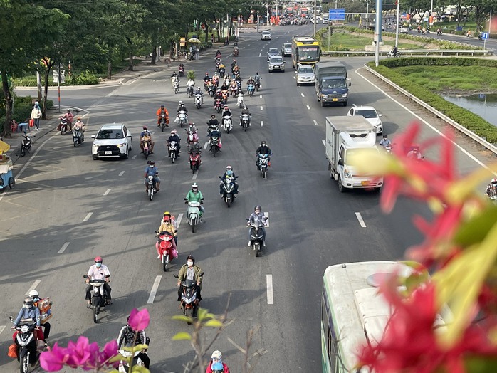 Cận cảnh cửa ngõ Đông – Tây TP HCM chiều 28 Tết Nguyên đán 2023 - Ảnh 1. Cận cảnh cửa ngõ Đông – Tây TP HCM chiều 28 Tết Nguyên đán 2023 - Ảnh 1.