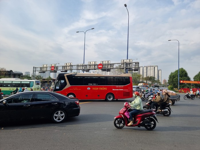 Cận cảnh cửa ngõ Đông – Tây TP HCM chiều 28 Tết Nguyên đán 2023 - Ảnh 4. Cận cảnh cửa ngõ Đông – Tây TP HCM chiều 28 Tết Nguyên đán 2023 - Ảnh 4.
