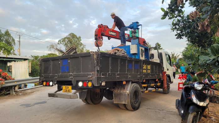 Bé trai lọt vào trụ bê-tông: Khẩn trương đưa thi thể bé Hạo Nam lên mặt đất - Ảnh 3.