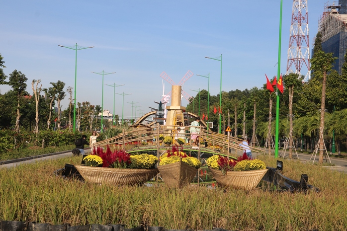 Hàng ngàn du khách check-in đường hoa Phan Thiết bên linh vật mèo cách điệu - Ảnh 4.