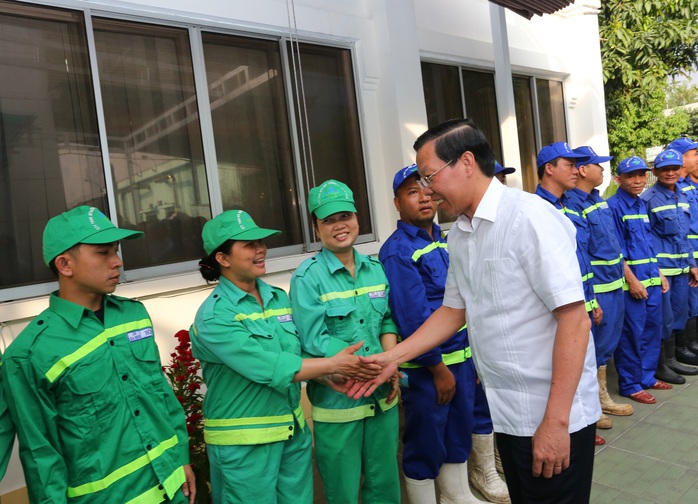 Chủ tịch UBND TP HCM chúc tết, tặng quà cho công nhân vệ sinh môi trường - Ảnh 3.