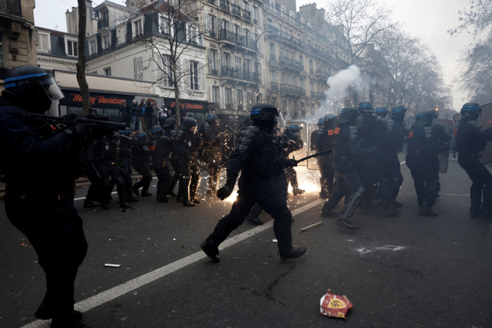 Hơn 1 triệu người Pháp biểu tình phản đối kế hoạch tăng tuổi hưu - Ảnh 4.