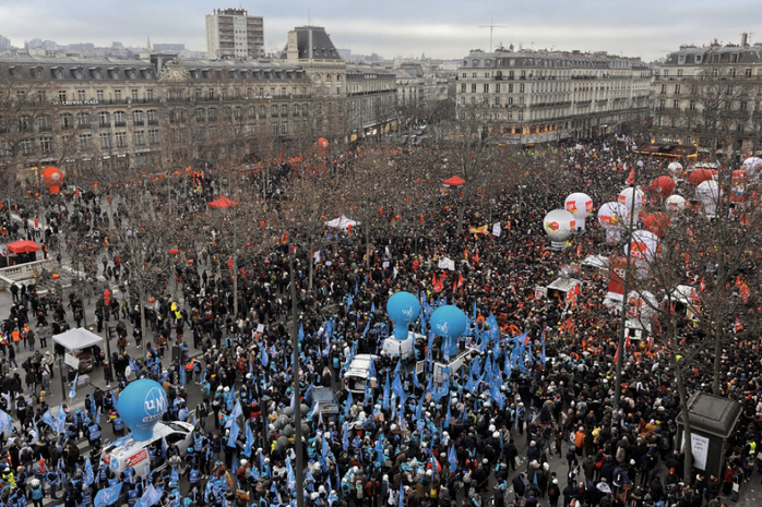 Hơn 1 triệu người Pháp biểu tình phản đối kế hoạch tăng tuổi hưu - Ảnh 2.