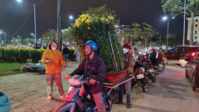 Đà Nẵng: Hoa sale sập sàn vẫn không ai mua - Ảnh 4.