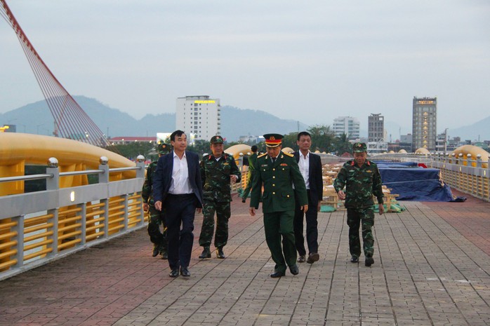 Chủ tịch UBND TP Đà Nẵng thăm “trận địa” pháo hoa trước giờ khai hỏa - Ảnh 5.