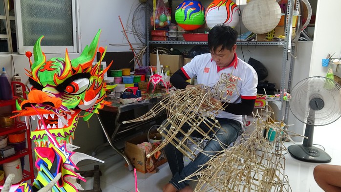 Nghệ nhân trẻ đam mê chế tác lân sư rồng để xuất khẩu - Ảnh 3.
