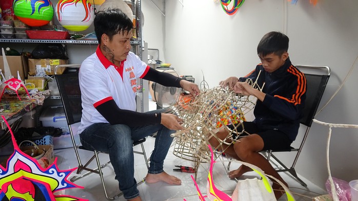 Nghệ nhân trẻ đam mê chế tác lân sư rồng để xuất khẩu - Ảnh 8.