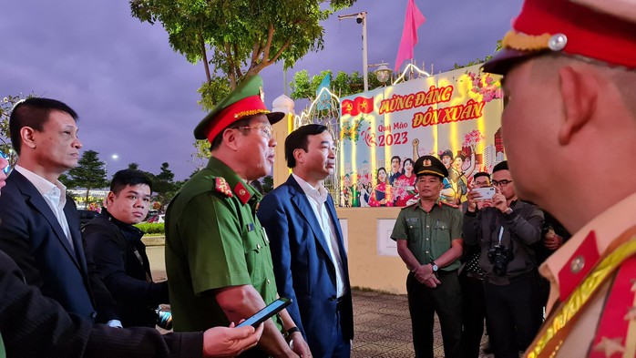 Chủ tịch UBND TP Đà Nẵng thăm “trận địa” pháo hoa trước giờ khai hỏa - Ảnh 7.