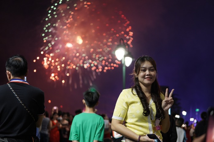 Mãn nhãn màn pháo hoa đón xuân Qúy Mão ở TP HCM - Ảnh 16.