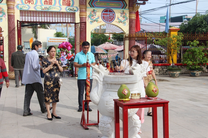 CLIP: Mùng 1 Tết, người dân đổ xô đến những ngôi chùa hơn 100 năm - Ảnh 3.