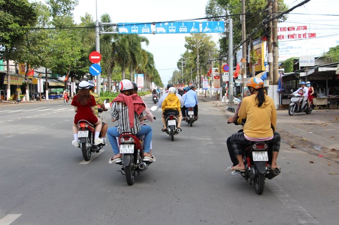 CLIP: Mùng 1 Tết, người dân đổ xô đến những ngôi chùa hơn 100 năm - Ảnh 17.