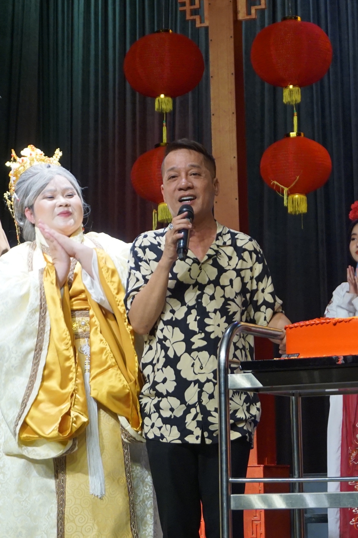 Nghệ sĩ Minh Nhí bất ngờ được Việt Hương mừng sinh nhật trên sàn diễn - Ảnh 2.
