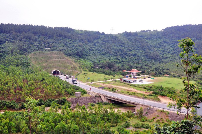 Đông kín người đến dâng lễ Thánh Mẫu Liễu Hạnh cầu tài lộc đầu năm - Ảnh 14.