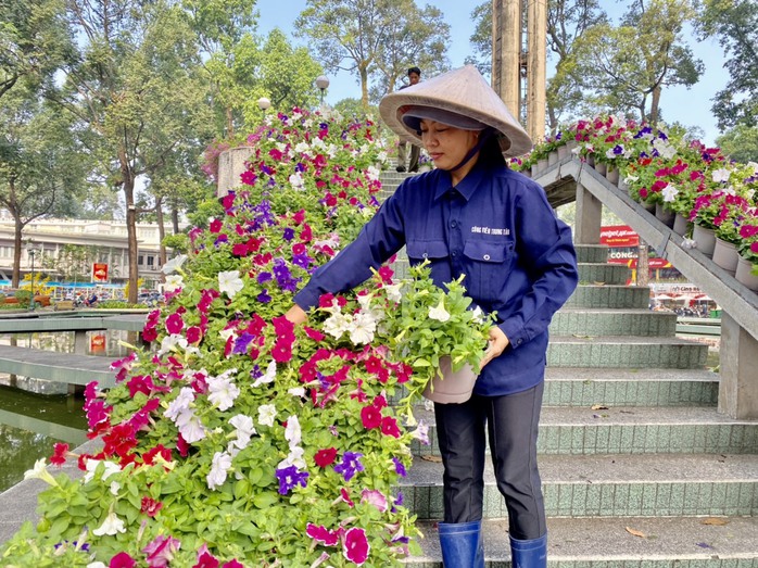 Những người làm việc xuyên Tết - Ảnh 1. Những người làm việc xuyên Tết - Ảnh 1.