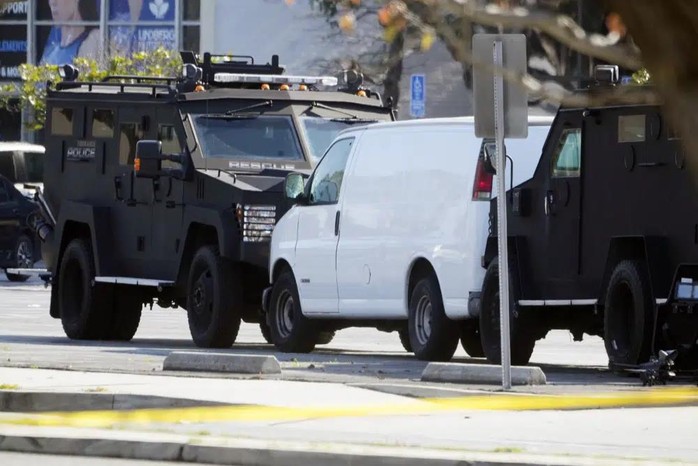 Vụ nổ súng ở California: Cảnh sát bao vây xe van trắng, xuất hiện thêm thi thể lạ - Ảnh 1.