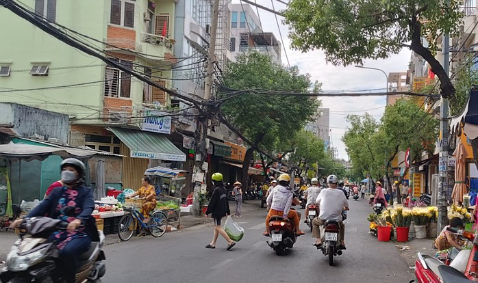 Chợ, siêu thị vắng khách ngày mùng 2 Tết - Ảnh 10.