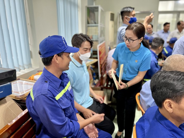 Những người làm việc xuyên Tết - Ảnh 4. Những người làm việc xuyên Tết - Ảnh 4.