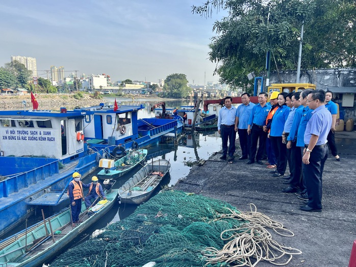 Những người làm việc xuyên Tết - Ảnh 3. Những người làm việc xuyên Tết - Ảnh 3.
