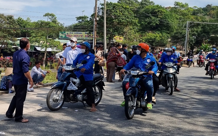 Xe ôm hốt bạc nhờ du khách rủ nhau lên “nóc nhà miền Tây - Ảnh 2.