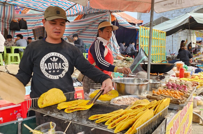 Ngàn người đổ về ngôi đền Thiêng dưới chân núi Nưa xin nước thánh - Ảnh 17.