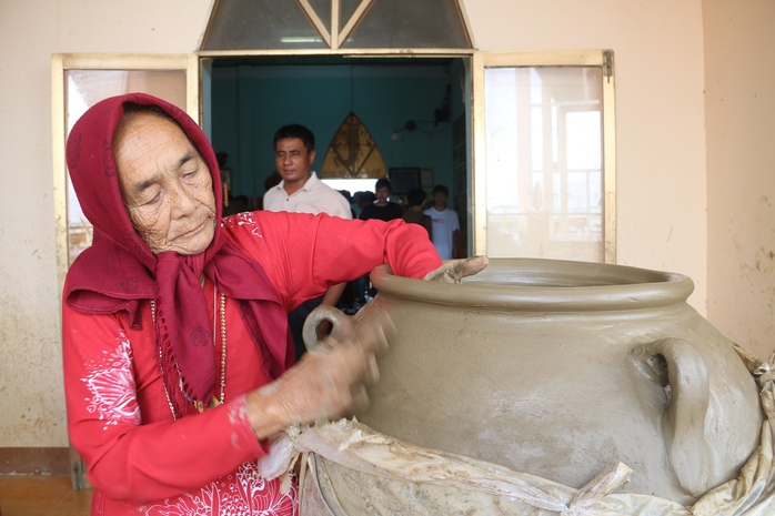 Sắc màu gốm Chăm - Ảnh 2.