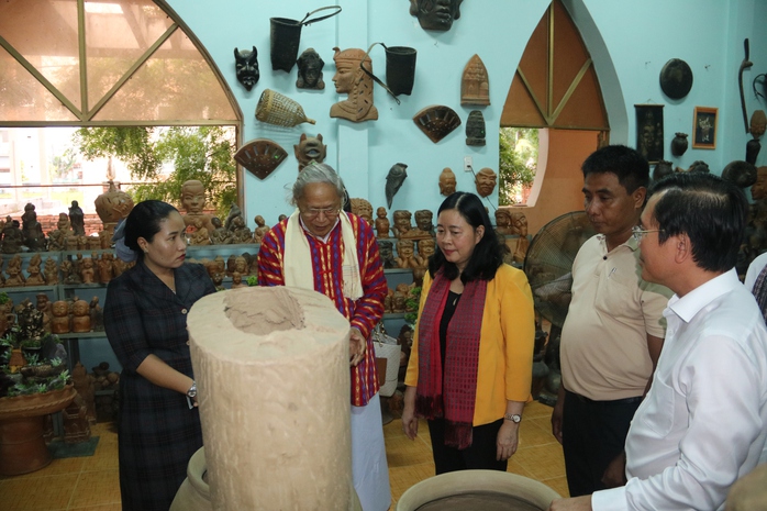 Sắc màu gốm Chăm - Ảnh 1.