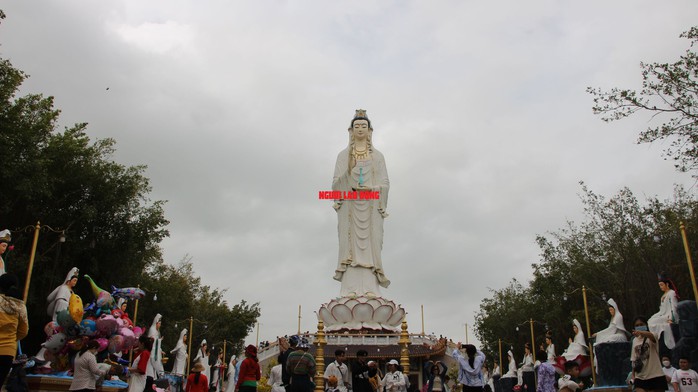 “Biển người” chen chân tại ngôi chùa có tượng Phật Bà cao nhất miền Tây - Ảnh 2.
