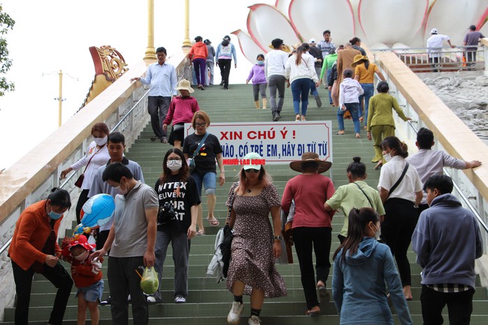 “Biển người” chen chân tại ngôi chùa có tượng Phật Bà cao nhất miền Tây - Ảnh 5.