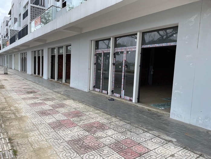 Đà Nẵng: Hàng loạt shophouse bị trộm đập cửa, tháo khung nhôm - Ảnh 2.