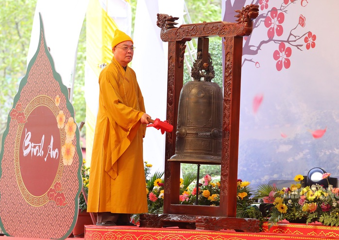 Hàng ngàn người đội mưa rét dự khai hội ở ngôi chùa lớn nhất Việt Nam - Ảnh 10.
