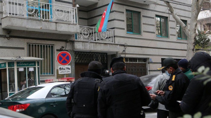 Đại sứ quán Azerbaijan ở Iran bị tấn công, nghi phạm dắt theo cả con nhỏ - Ảnh 1.