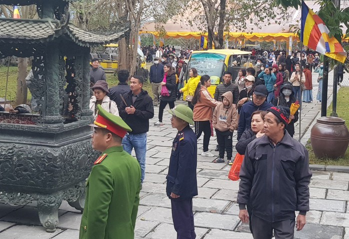 Hàng ngàn người đội mưa rét dự khai hội ở ngôi chùa lớn nhất Việt Nam - Ảnh 6.