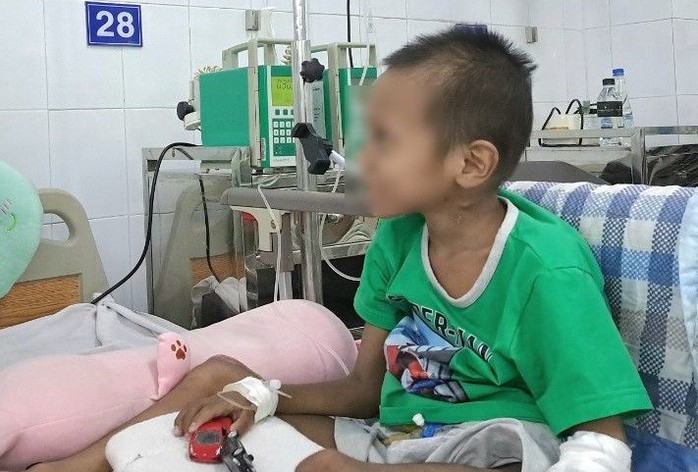 Cứu sống bé trai 6 tuổi nghi sốc phản vệ kháng sinh - Ảnh 1.