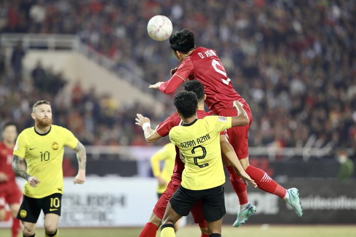 Cầu thủ Malaysia đánh nguội Văn Hậu bị phạt nặng - Ảnh 1.