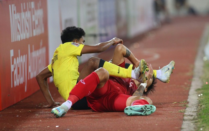 Cầu thủ Malaysia đánh nguội Văn Hậu bị phạt nặng - Ảnh 2.