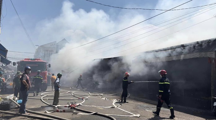 Cháy dữ dội 8 ki-ốt sau chợ Long Khánh - Ảnh 1.