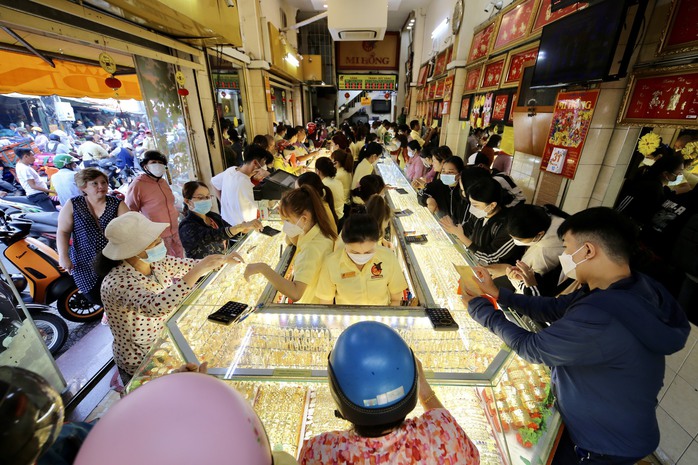 Gi&aacute; v&agrave;ng biến động mạnh tại TPHCM v&agrave; t&igrave;nh trạng mua v&agrave;ng tr&ecirc;n giấy năm 2026 - Ảnh 3.