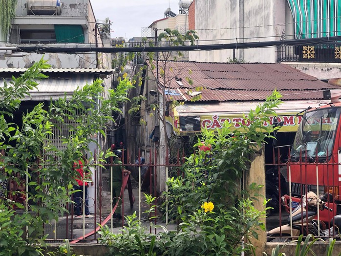 Cháy nhà trong hẻm sâu ở quận Phú Nhuận, 1 phụ nữ được đưa ra ngoài - Ảnh 1.
