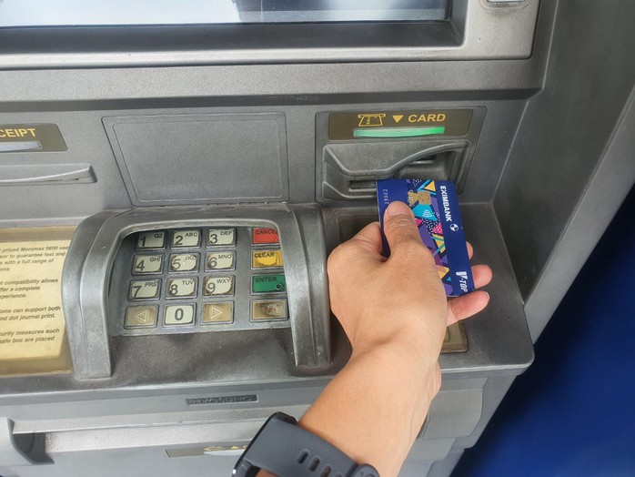 Người dân rút tiền mặt qua máy ATM giảm rất mạnh - Ảnh 1.
