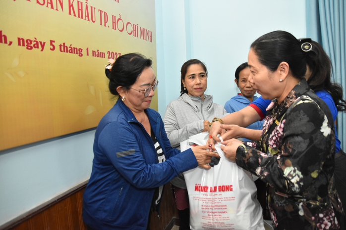 “Mai Vàng nhân ái” trao 200 phần quà Tết cho văn nghệ sĩ, công nhân hậu đài - Ảnh 2.