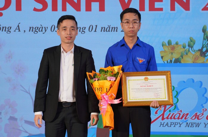 Trường ĐH Đông Á tặng hơn 200 vé xe Tết cho sinh viên - Ảnh 3.