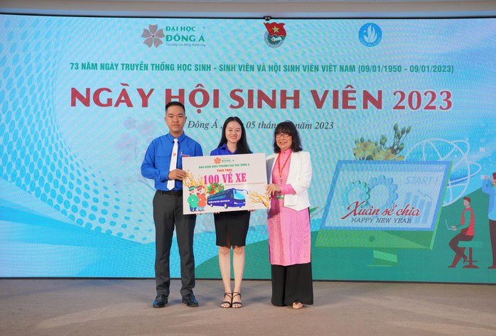 Trường ĐH Đông Á tặng hơn 200 vé xe Tết cho sinh viên - Ảnh 2.