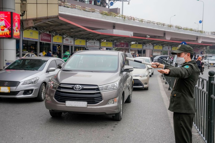 Hành khách bỏ quên 130 triệu đồng trên xe đẩy hành lý sân bay Nội Bài - Ảnh 2.